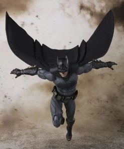Justice League - Batman - S.H.Figuarts Figur -FUNKO Store 331edf39c55f3fb9518b475afc917f442e4503cafad5a84ae05e12bea040c8b9