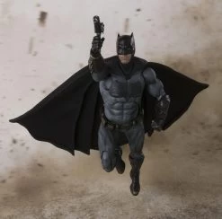 Justice League - Batman - S.H.Figuarts Figur -FUNKO Store 3ea05dfdeb0e3cce25744b54012628392a47a2a5f5fcadb811371a9105036db9